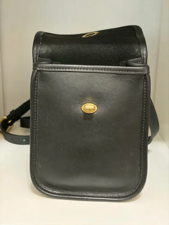 Vintage Coach Small Sidepack (#9978) Black Leather Handbag with Brass Turnlock - Picture 7 of 13